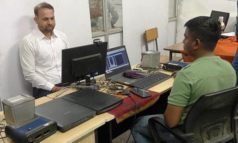 राजनांदगांव : कलेक्टर ने आधार सेवा केन्द्र पहुंचकर कराया अपना आधार अपडेट