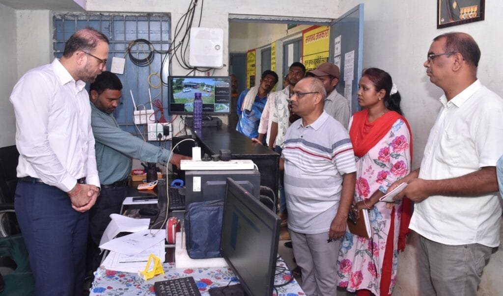 राजनांदगांव : कलेक्टर ने धान खरीदी केन्द्र भानपुरी का किया आकस्मिक निरीक्षण