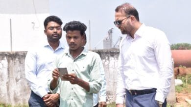 राजनांदगांव : कलेक्टर ने ग्राम महराजपुर के खेत पहुंचकर डिजिटल क्रॉप सर्वे का किया औचक निरीक्षण