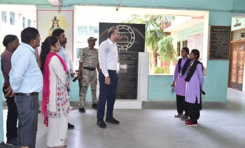 राजनांदगांव : कलेक्टर ने शासकीय महाविद्यालय छुरिया का किया औचक निरीक्षक