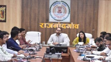राजनांदगांव : जनकल्याणकारी विकास कार्यों में स्वयं अभिरूचि लेते हुए गंभीरतापूर्वक कार्य करें : कलेक्टर