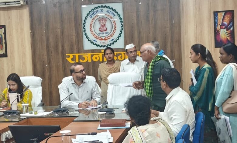 राजनांदगांव : कलेक्टर ने संवेदनशीलपूर्वक जनसामान्य की सुनी शिकायत एवं समस्याएं