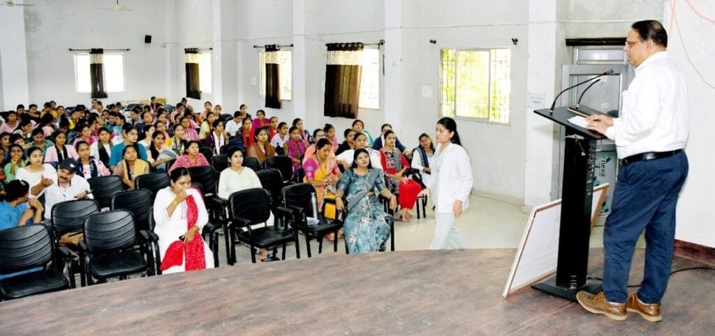 राजनांदगांव : स्वस्थ नारी सशक्त परिवार अभियान, कमला कालेज में स्वास्थ्य जागरूकता शिविर संपन्न