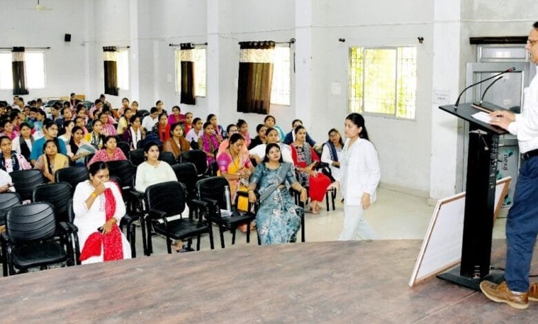 राजनांदगांव : स्वस्थ नारी सशक्त परिवार अभियान, कमला कालेज में स्वास्थ्य जागरूकता शिविर संपन्न