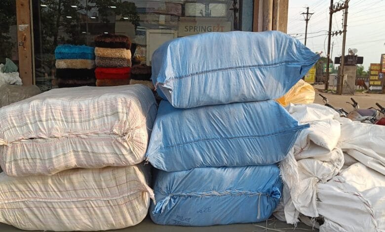 राजनांदगांव : कलेक्टर की पहल पर भारतीय रेडक्रास सोसायटी द्वारा बस्तर जिले में बाढ़ पीडि़तों की सहायता के लिए 500 नग मच्छरदानी भेजी गई