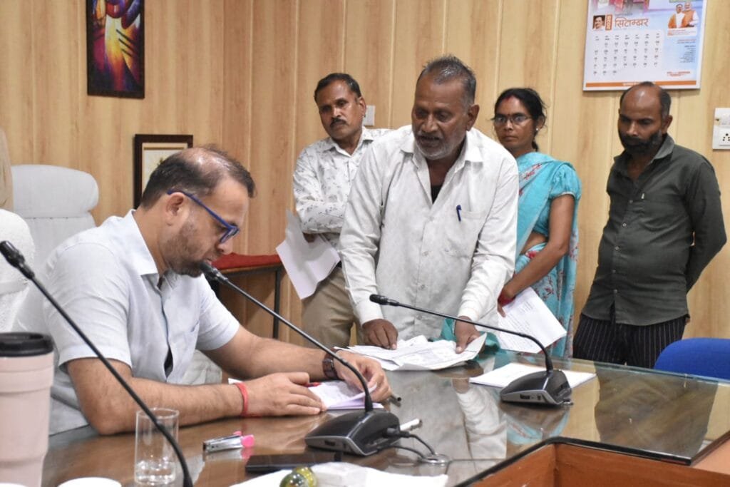 राजनांदगांव : कलेक्टर ने जनदर्शन में पहुंचे जनसामान्य की सुनी शिकायत एवं समस्याएं