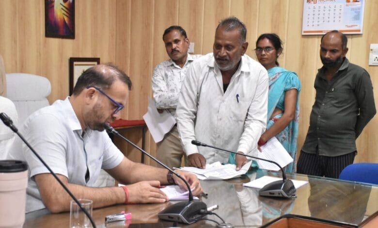 राजनांदगांव : कलेक्टर ने जनदर्शन में पहुंचे जनसामान्य की सुनी शिकायत एवं समस्याएं