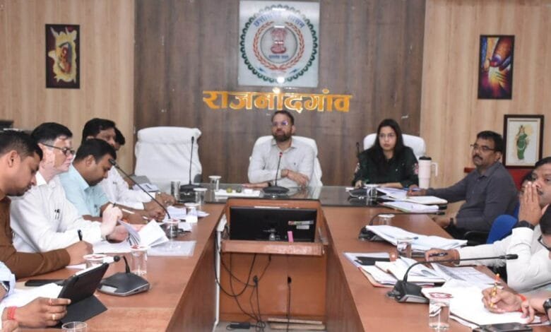 राजनांदगांव : सर्वोच्च प्राथमिकता देते हुए नागरिकों को स्वास्थ्य सुविधाएं कराएं उपलब्ध - कलेक्टर