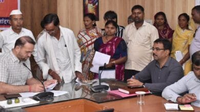 राजनांदगांव : कलेक्टर ने जनदर्शन में पहुंचे जनसामान्य की सुनी शिकायत एवं समस्याएं