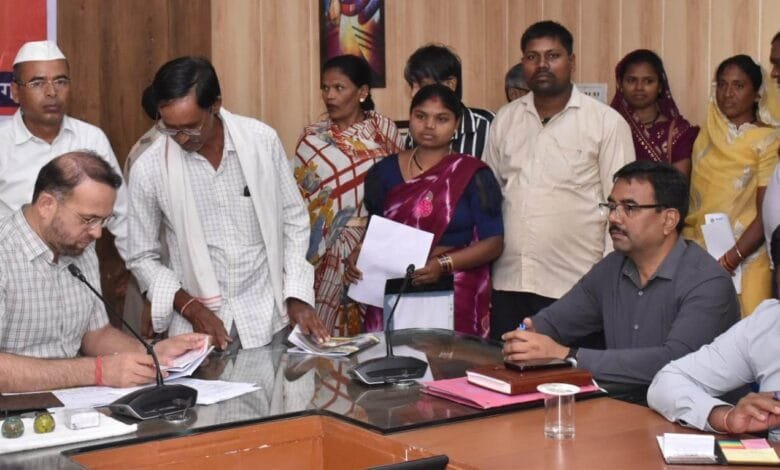 राजनांदगांव : कलेक्टर ने जनदर्शन में पहुंचे जनसामान्य की सुनी शिकायत एवं समस्याएं