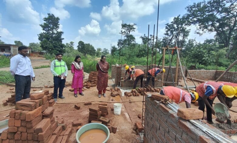 मोहला : कलेक्टर प्रजापति ने पीएम आवास निर्माण एवं राजमिस्त्री प्रशिक्षण का किया निरीक्षण