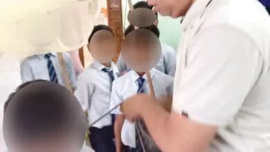 केयरटेकर ने हस्तक्षेप किया तब बच्चे के गले से रस्सी निकाली गई