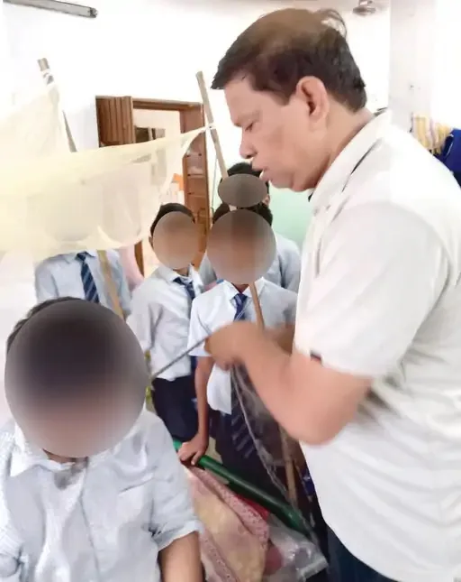 केयरटेकर ने हस्तक्षेप किया तब बच्चे के गले से रस्सी निकाली गई