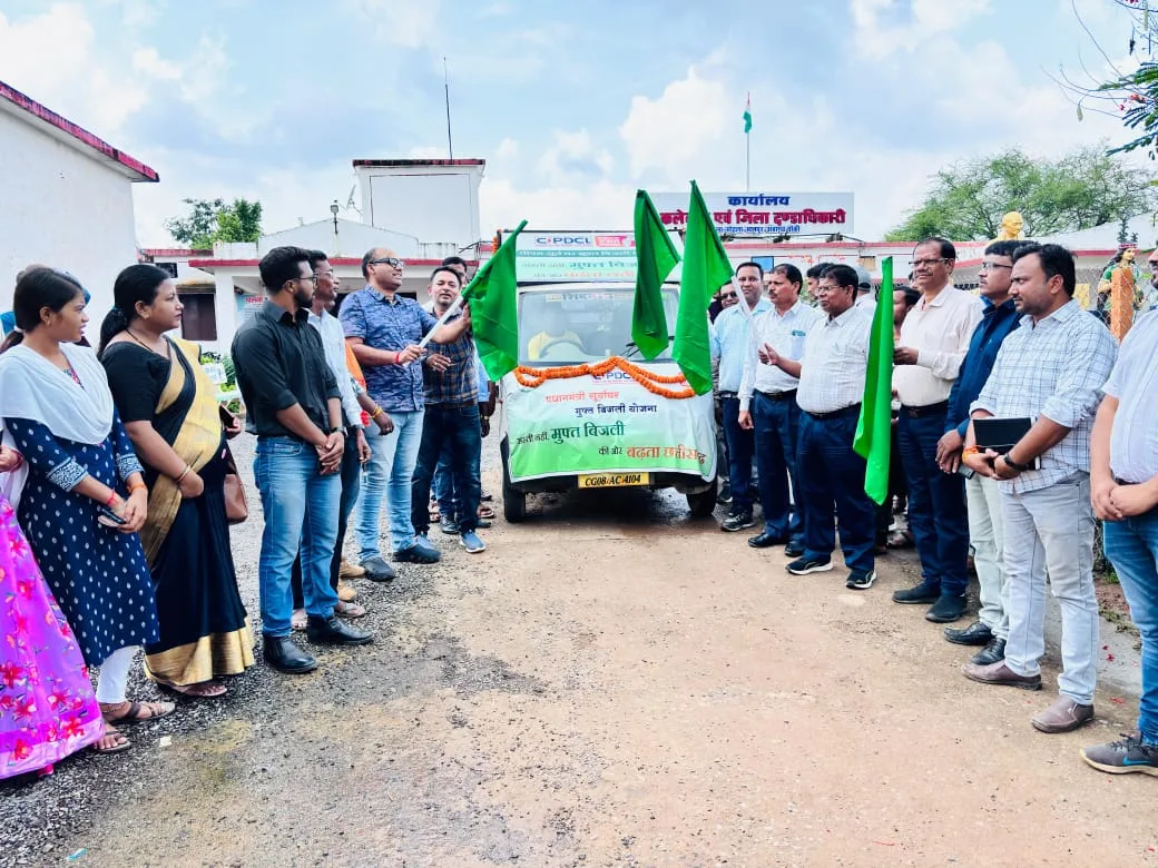 मोहला : अपर कलेक्टर श्री मरकाम ने सूर्यरथ को हरी झंडी दिखाकर किया रवाना