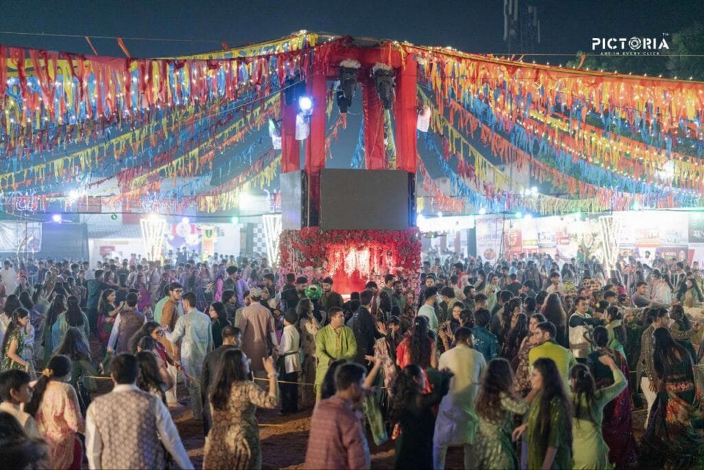 राजनांदगांव : संस्कारधानी गरबा उत्सव का जलवा बरकरार,  शिवनाथ वाटिका में उमड़ रही गरबा प्रेमियों की भीड़ , पांचवां दिन विजेताओं को किया गया सम्मानित