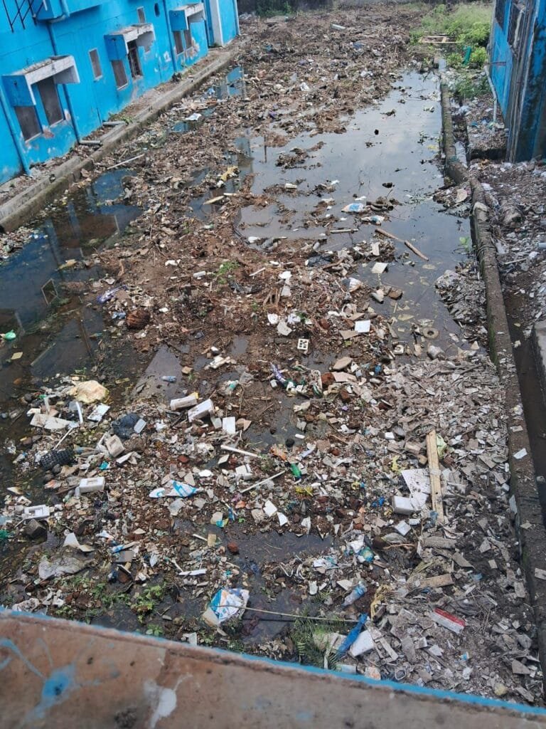 जिला अस्पताल के पास गंदगी का अंबार- मरीजों पर डेंगू-मलेरिया का खतरा