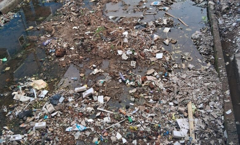 जिला अस्पताल के पास गंदगी का अंबार- मरीजों पर डेंगू-मलेरिया का खतरा