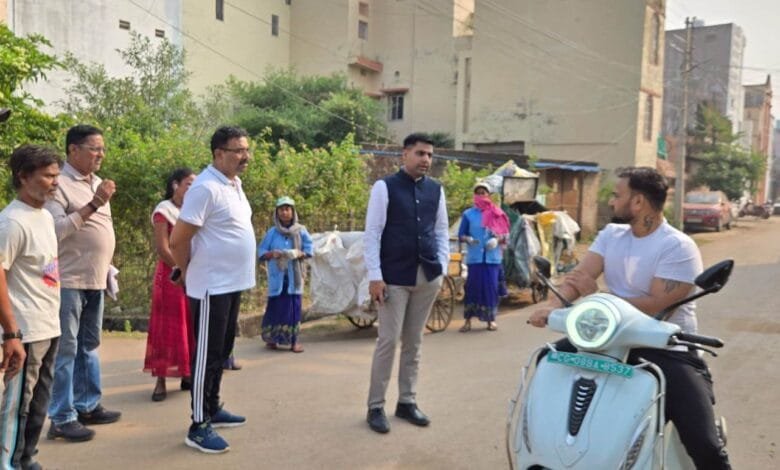 राजनांदगांव : कलेक्टर ने नगर निगम क्षेत्र के वार्ड 18 ममता नगर और वार्ड क्रमांक 2 नवागांव का भ्रमण कर सफाई व्यवस्था का किया निरीक्षण