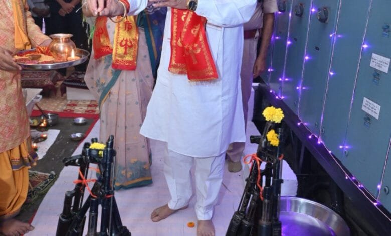 रायपुर : राज्यपाल ने विजयादशमी के अवसर पर राजभवन में शस्त्र पूजन और हवन किया