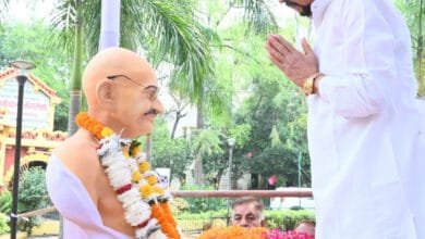 रायपुर : राज्यपाल ने महात्मा गांधी और लाल बहादुर शास्त्री को पुष्पांजलि अर्पित की