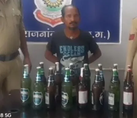 Rajnandgaon: ढाबा में चल रही थी अवैध शराब बिक्री, दो आरोपी गिरफ्तार