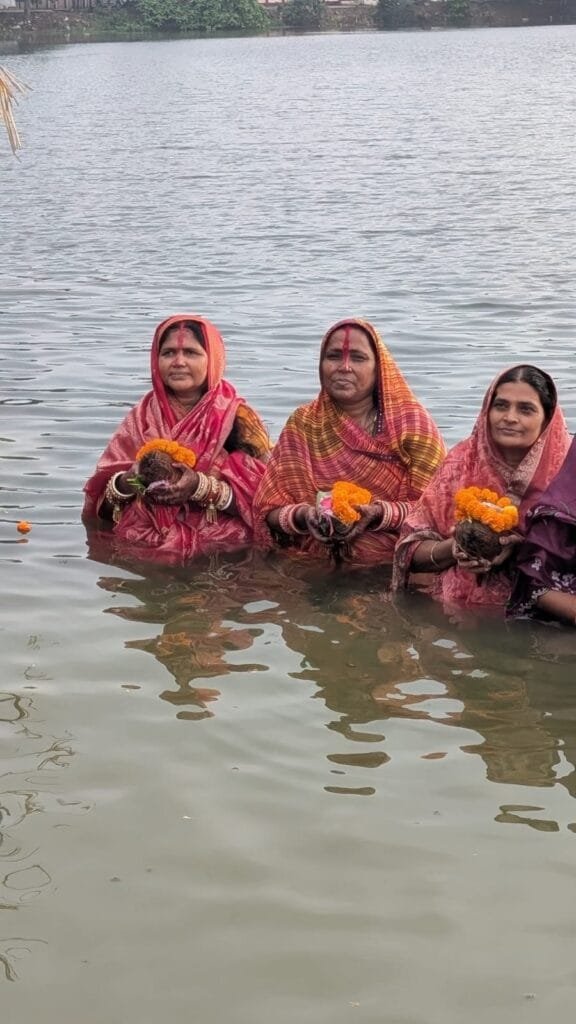 राजनांदगांव : मोती तालाब में श्रद्धा और आस्था का संगम, उगते सूर्य को अर्घ्य अर्पित कर सम्पन्न हुआ छठ महापर्व
