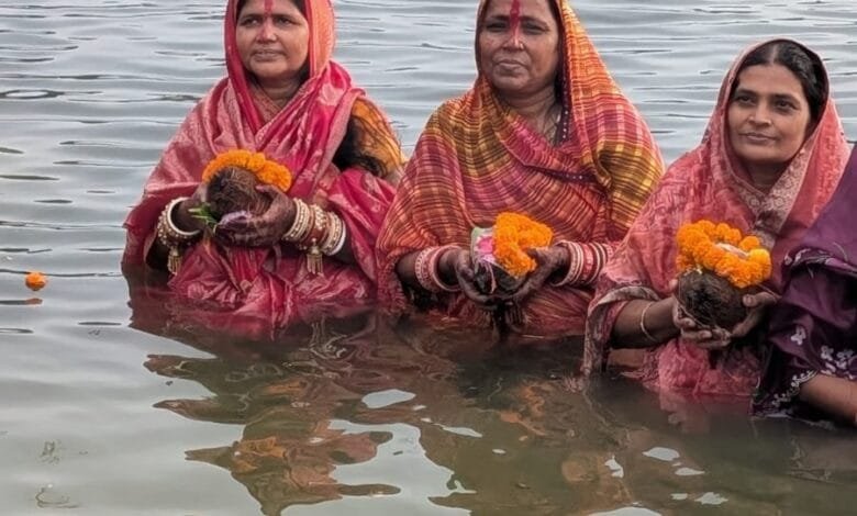 राजनांदगांव : मोती तालाब में श्रद्धा और आस्था का संगम, उगते सूर्य को अर्घ्य अर्पित कर सम्पन्न हुआ छठ महापर्व