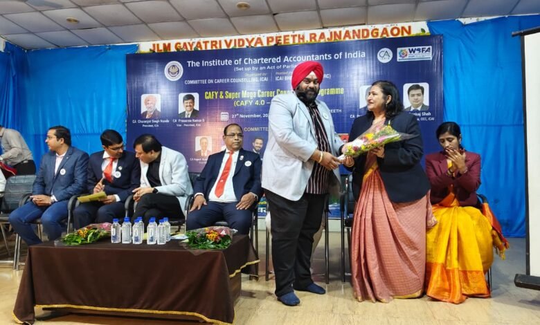 राजनांदगांव : गायत्री विद्यापीठ में आज सीए संतोष जैन व उनकी टीम ने कक्षा 9–12 के विद्यार्थियों हेतु वाणिज्य क्षेत्र के अवसरों और करियर कौशलों पर प्रेरणादायक मार्गदर्शन सत्र आयोजित किया।