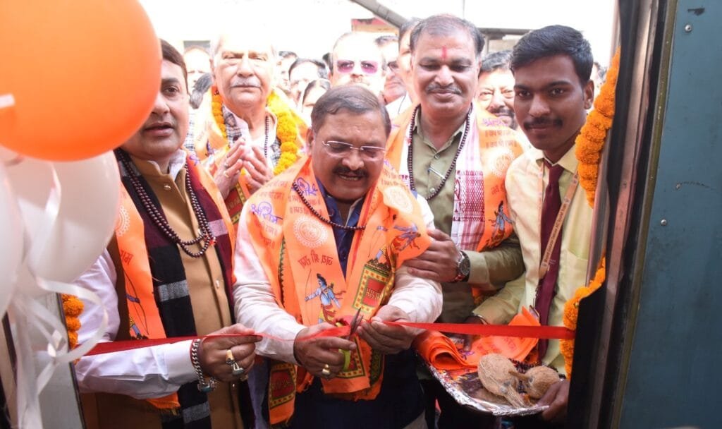राजनांदगांव : सांसद संतोष पाण्डेय ने रामलला दर्शन अयोध्या धाम योजना अंतर्गत दुर्ग एवं बस्तर संभाग के 665 तीर्थ यात्रियों की स्पेशल ट्रेन को हरी झंडी दिखाकर किया रवाना