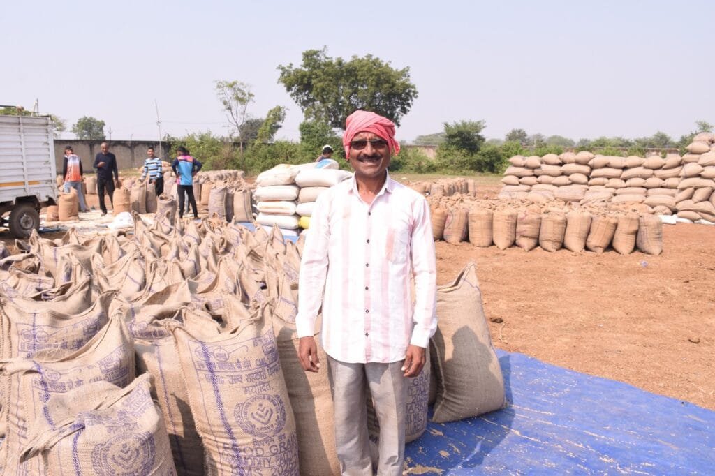 राजनांदगांव : किसान नेतराम ने धान खरीदी केन्द्र मनकी में बेचा 60 क्विंटल धान