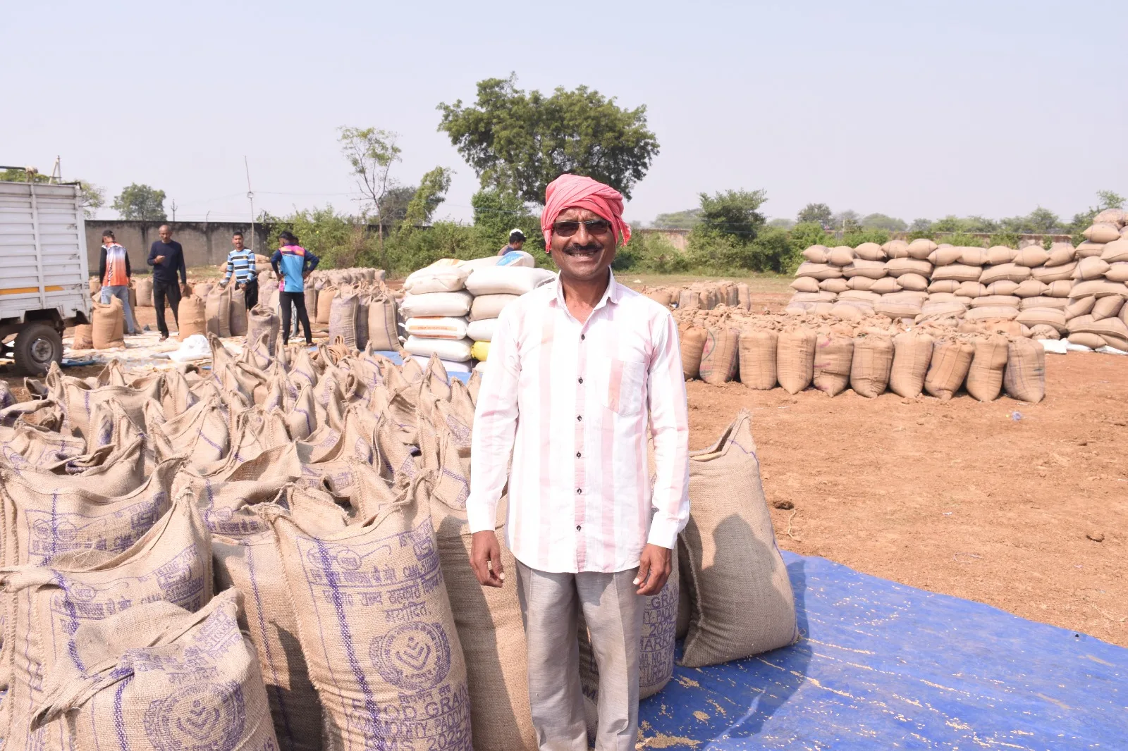 राजनांदगांव : किसान नेतराम ने धान खरीदी केन्द्र मनकी में बेचा 60 क्विंटल धान