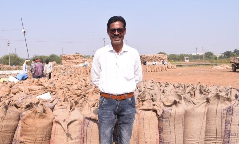 राजनांदगांव : किसान जानीवाकर के चेहरे पर धान बिक्री से आई मुस्कान