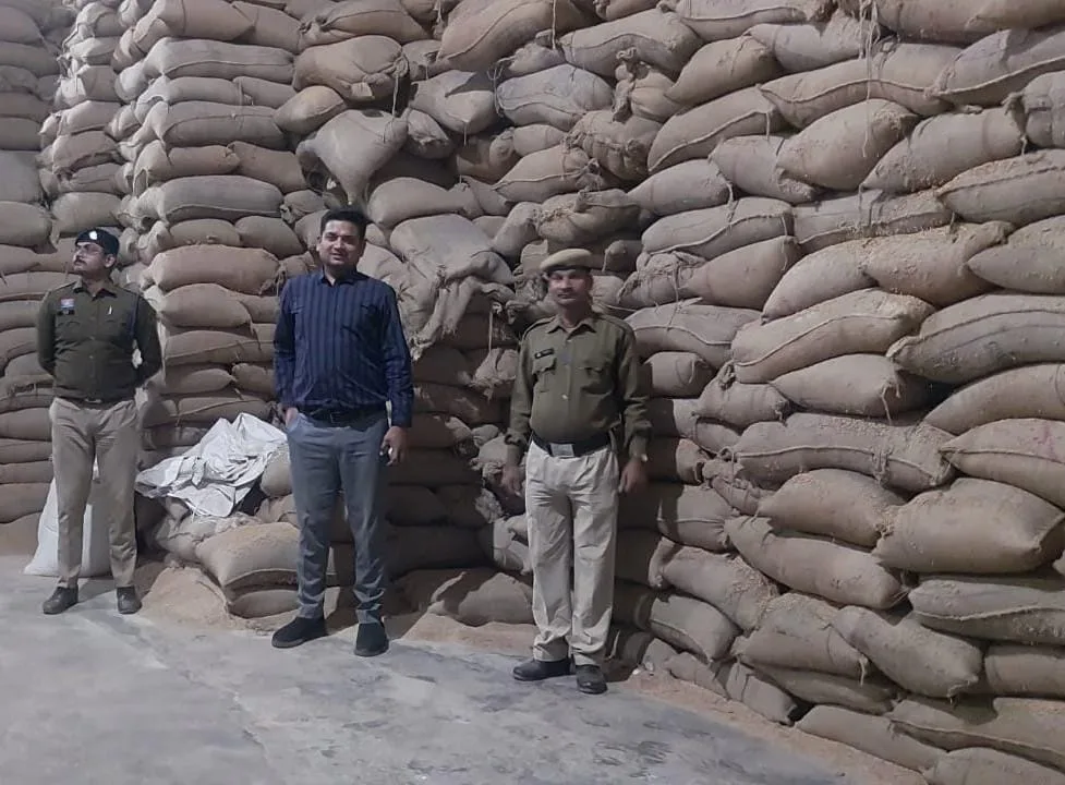 राजनांदगांव : कुल 13 प्रकरणों में 92 लाख 87 हजार 600 रूपए मूल्य के 2996 क्विंटल (7490 बोरा) अवैध धान जप्त