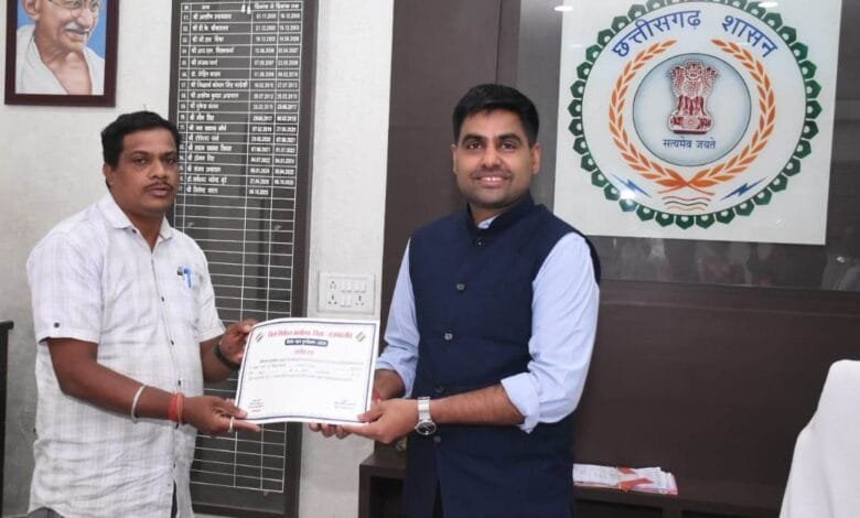 राजनांदगांव : कलेक्टर ने एसआईआर में उत्कृष्ट कार्य करने वाले बीएलओ को प्रशस्ति पत्र देकर किया सम्मानित