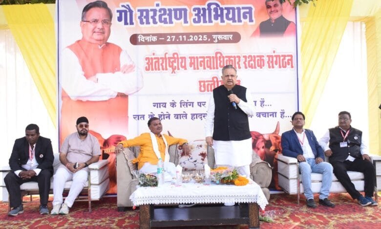 राजनांदगांव : विधानसभा अध्यक्ष डॉ. रमन सिंह ने गौ संरक्षण के लिए मवेशियों के गले एवं सींग में लगाई रेडियम पट्टी