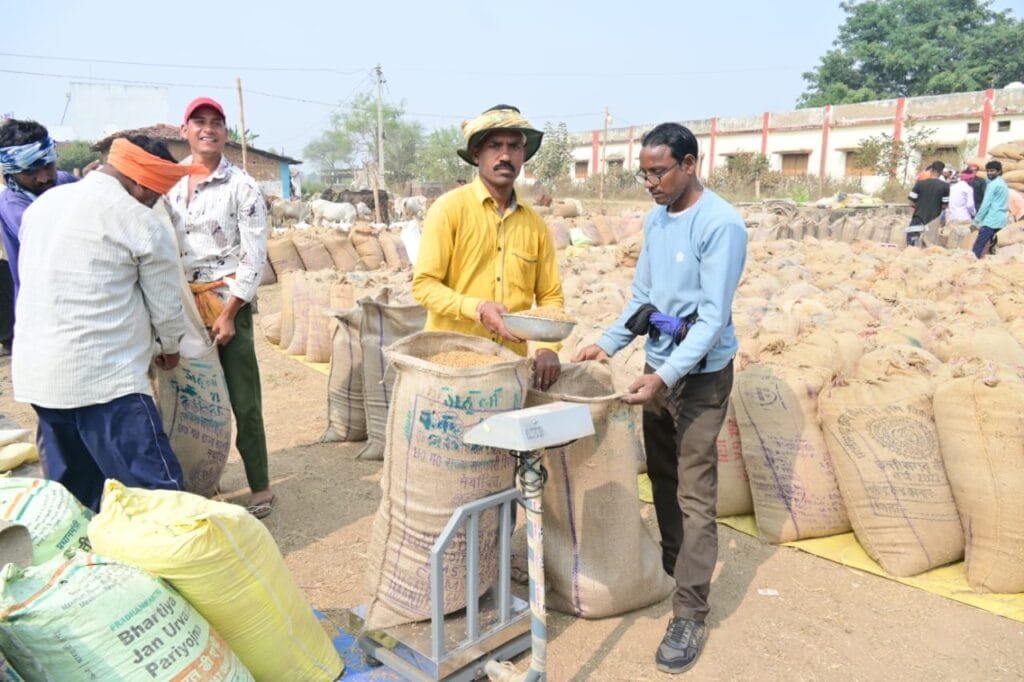 राजनांदगांव : जिले में धान की खरीदी उत्सव के लिए किसानों में उत्साह एवं खुशी