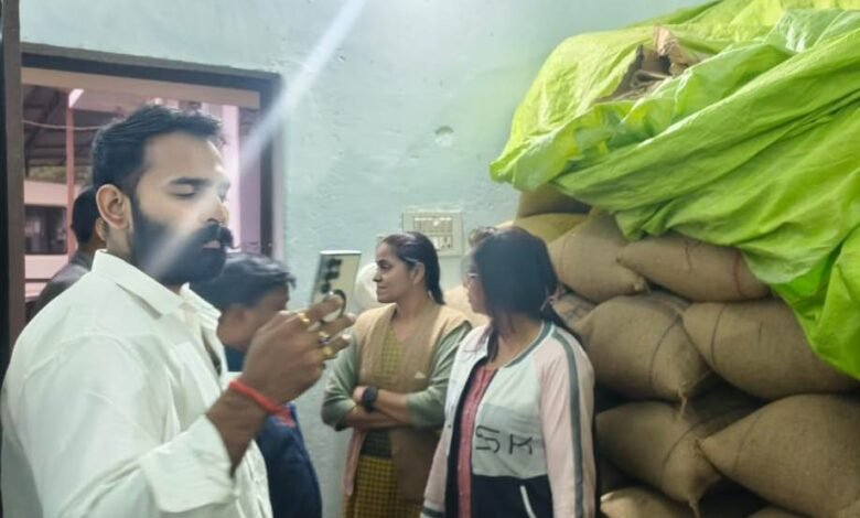  राजनांदगांव : आज कुल 10 प्रकरणों में 12 लाख 48 हजार 680 रूपए मूल्य के 402.80 क्विंटल (1007 बोरा) अवैध धान जप्त