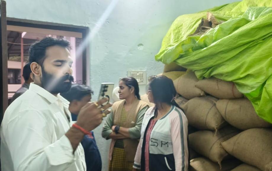 राजनांदगांव : आज कुल 10 प्रकरणों में 12 लाख 48 हजार 680 रूपए मूल्य के 402.80 क्विंटल (1007 बोरा) अवैध धान जप्त