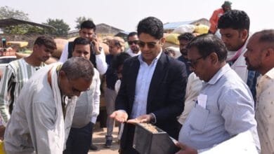 राजनांदगांव : खरीफ विपणन वर्ष 2025-26, धान खरीदी केन्द्रों में किसानों से चर्चा कर उनसे मिल रही सुविधाओं के संबंध में ली जानकारी