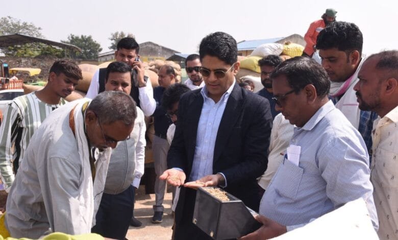 राजनांदगांव : खरीफ विपणन वर्ष 2025-26, धान खरीदी केन्द्रों में किसानों से चर्चा कर उनसे मिल रही सुविधाओं के संबंध में ली जानकारी