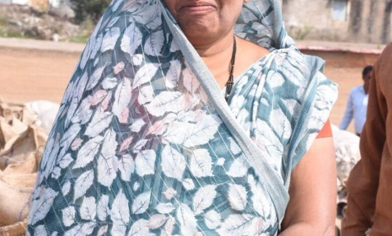 राजनांदगांव : खरीफ विपणन वर्ष 2025-26, ग्राम मोखला की किसान किरण साहू धान की बिक्री के लिए पहुंची धान उपार्जन केन्द्र भर्रेगांव