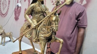 रायपुर : राज्योत्सव शिल्पग्राम में लोगों को आकर्षित कर रहा है छत्तीसगढ़ की पारंपरिक ढोकरा शिल्प