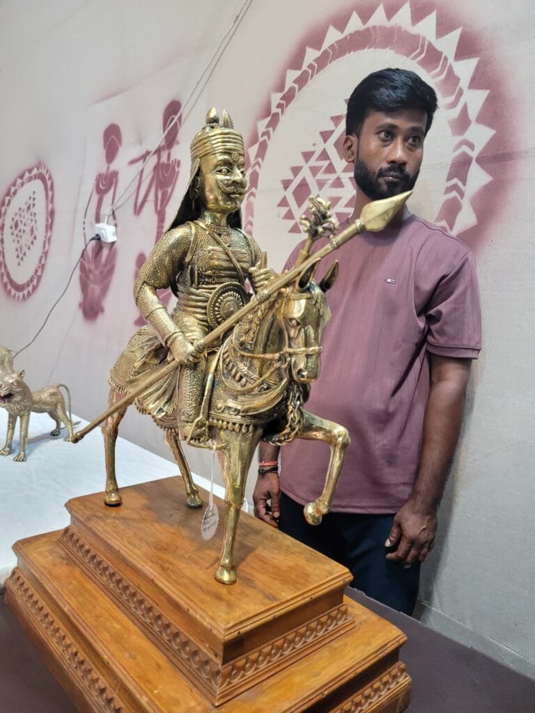 रायपुर : राज्योत्सव शिल्पग्राम में लोगों को आकर्षित कर रहा है छत्तीसगढ़ की पारंपरिक ढोकरा शिल्प