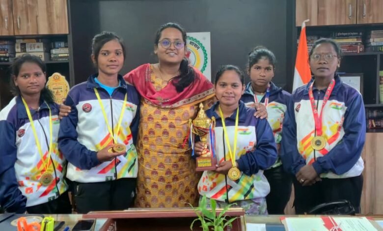 मोहला : कलेक्टर ने राज्य स्तरीय खेलो छत्तीसगढ़ यूथ कराटे 2025 प्रतियोगिता में शामिल प्रतिभागियों का किया सम्मान