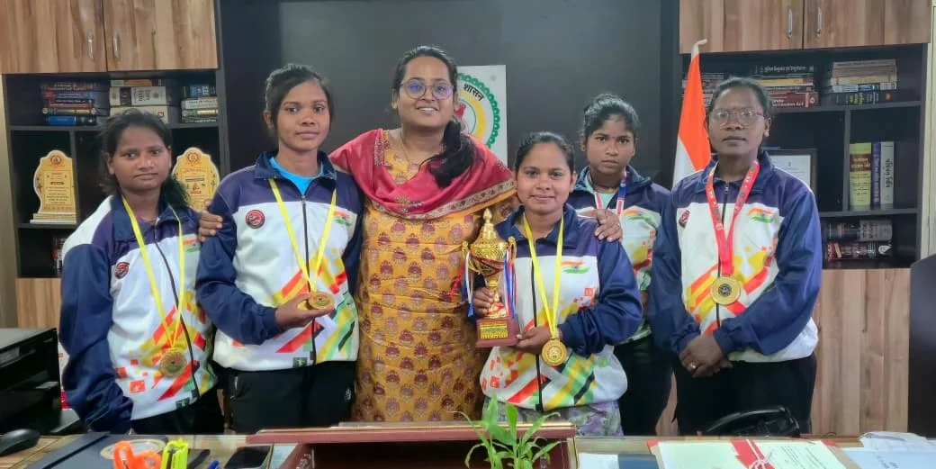 मोहला : कलेक्टर ने राज्य स्तरीय खेलो छत्तीसगढ़ यूथ कराटे 2025 प्रतियोगिता में शामिल प्रतिभागियों का किया सम्मान