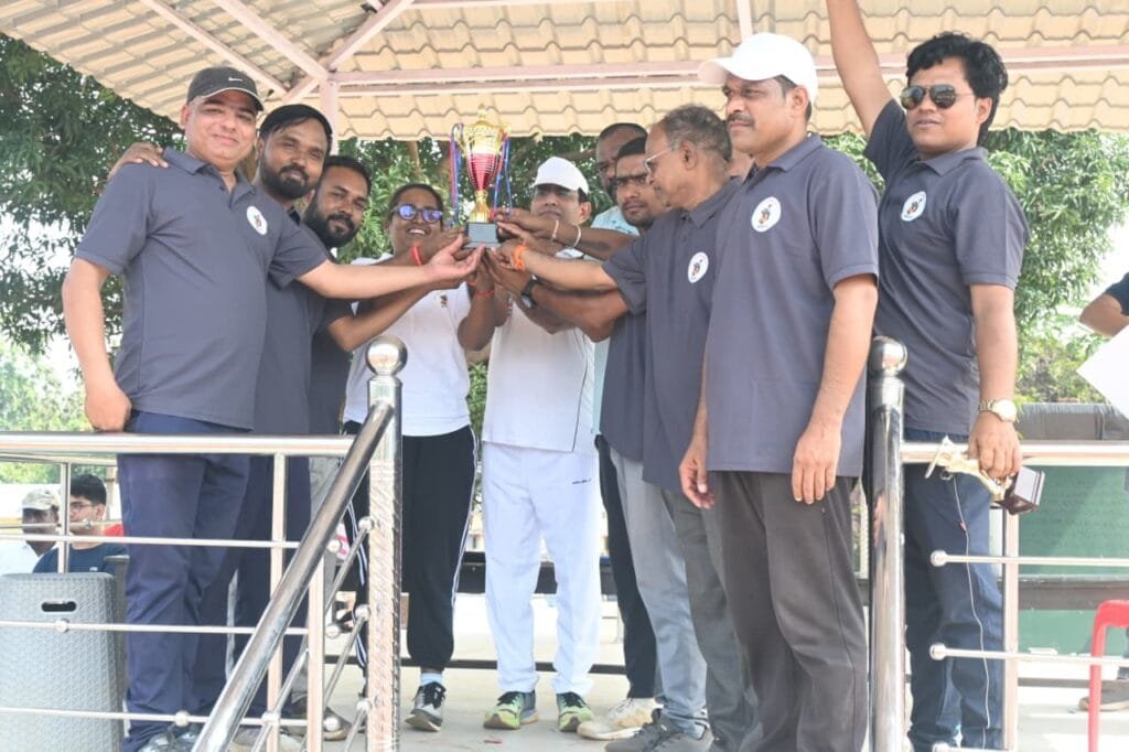 मोहला : रजत जयंती वर्ष पर जिला प्रशासन और प्रेस इलेवन के बीच सद्भावना क्रिकेट मैच का आयोजन