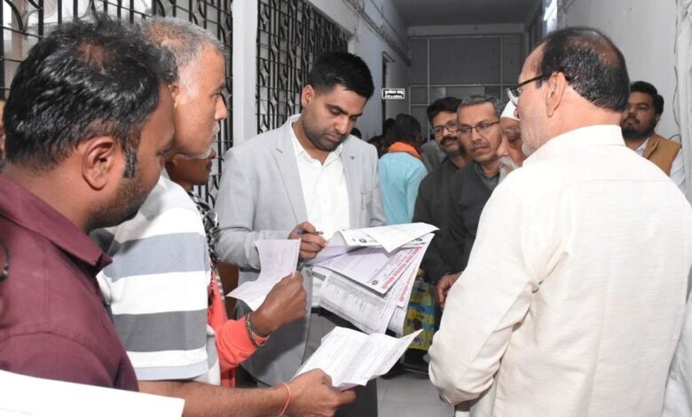 राजनांदगांव : कलेक्टर ने जनदर्शन में पहुंचे जनसामान्य की समस्याओं को संवेदनशीलपूर्वक सुना