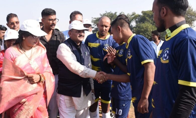 स्वस्थ रहने के लिए खेल आवश्यक - सांसद संतोष पाण्डेय