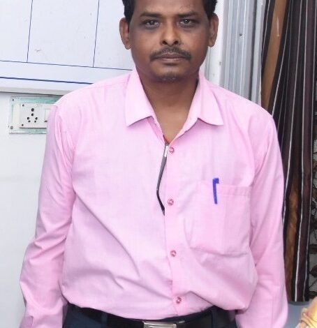 राजनांदगांव : जनसंपर्क विभाग राजनांदगांव में पदस्थ रहे तत्कालीन सहायक ग्रेड-1 विदेशीलाल परजा के आकस्मिक निधन पर जिला जनसंपर्क विभाग के अधिकारियों एवं कर्मचारियों ने विनम्र श्रद्धांजलि अर्पित की