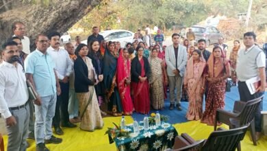 राजनांदगांव : आयुक्त कृषि उत्पादन शहला निगार ने विभिन्न योजनाओं तथा फसल चक्र परिवर्तन कार्यक्रम की प्रगति का अवलोकन करने विभिन्न ग्रामों का किया निरीक्षण